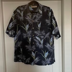 Men’s short sleeve shirt size XL black with design
